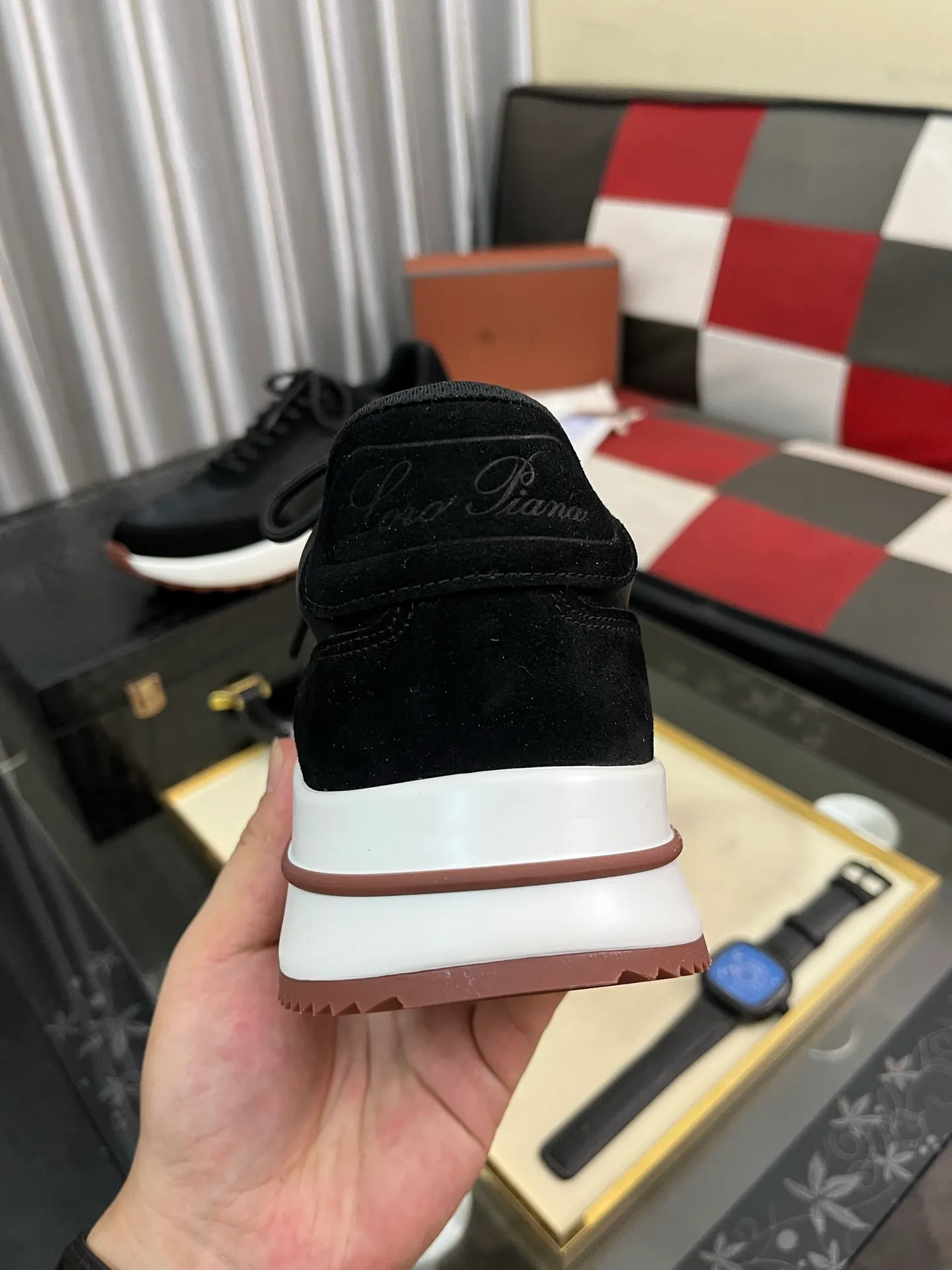 Men's shoes 💰458⌚️⌚️ Loro Pian* Loro Pian* casual shoes are made of cowhide frosted cowhide. Unique texture, simple and elegant, in line with Asian shoe lasts. Almond toe bar, apron style toe, drum-stitched upper. Same color stitching details. Slip-on style for easy on and off. Original color full cowhide lining. The insole is decorated with the 🈶️ brand logo. The original open-molded TPU raw rubber outsole. The soft rubber sole has super grip performance. Comfortable and casual style. You can create 🉑casual🉑formal urban style at will!  Code number: 38-44